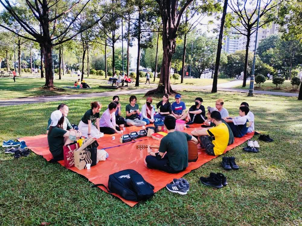 齐心青年团成员在公园进行交流活动
